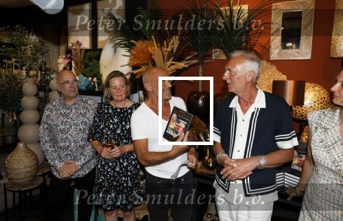 Noordwijk 25 juni 2024
Boek presentatie Timon Moll geschreven door Jan Dijkgraaf over de Familie Meiland . De presentatie was in de winkel van Montana Meiland en ook Martien Meiland en Erica Meiland waren aanwezig.
