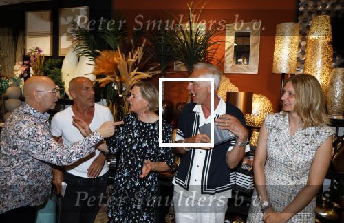 Noordwijk 25 juni 2024
Boek presentatie Timon Moll geschreven door Jan Dijkgraaf over de Familie Meiland . De presentatie was in de winkel van Montana Meiland en ook Martien Meiland en Erica Meiland waren aanwezig.