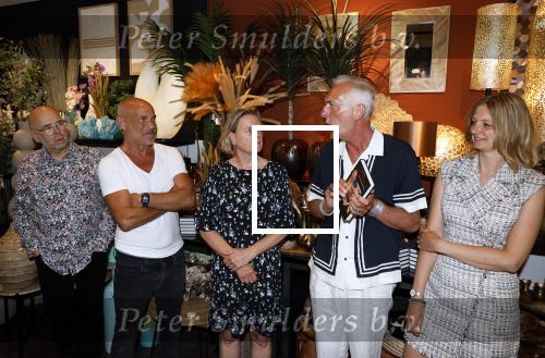 Noordwijk 25 juni 2024
Boek presentatie Timon Moll geschreven door Jan Dijkgraaf over de Familie Meiland . De presentatie was in de winkel van Montana Meiland en ook Martien Meiland en Erica Meiland waren aanwezig.