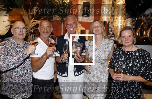 Noordwijk 25 juni 2024
Boek presentatie Timon Moll geschreven door Jan Dijkgraaf over de Familie Meiland . De presentatie was in de winkel van Montana Meiland en ook Martien Meiland en Erica Meiland waren aanwezig.