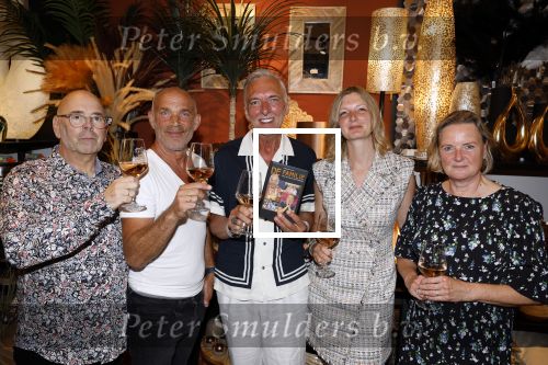 Noordwijk 25 juni 2024
Boek presentatie Timon Moll geschreven door Jan Dijkgraaf over de Familie Meiland . De presentatie was in de winkel van Montana Meiland en ook Martien Meiland en Erica Meiland waren aanwezig.