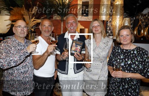 Noordwijk 25 juni 2024
Boek presentatie Timon Moll geschreven door Jan Dijkgraaf over de Familie Meiland . De presentatie was in de winkel van Montana Meiland en ook Martien Meiland en Erica Meiland waren aanwezig.