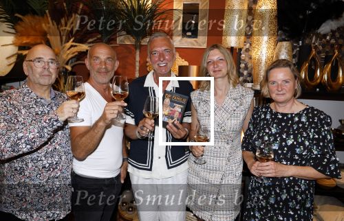 Noordwijk 25 juni 2024
Boek presentatie Timon Moll geschreven door Jan Dijkgraaf over de Familie Meiland . De presentatie was in de winkel van Montana Meiland en ook Martien Meiland en Erica Meiland waren aanwezig.