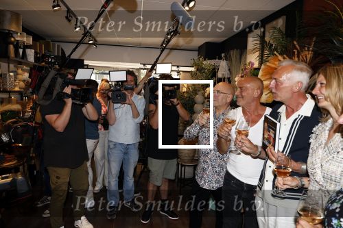 Noordwijk 25 juni 2024
Boek presentatie Timon Moll geschreven door Jan Dijkgraaf over de Familie Meiland . De presentatie was in de winkel van Montana Meiland en ook Martien Meiland en Erica Meiland waren aanwezig.