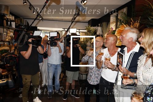 Noordwijk 25 juni 2024
Boek presentatie Timon Moll geschreven door Jan Dijkgraaf over de Familie Meiland . De presentatie was in de winkel van Montana Meiland en ook Martien Meiland en Erica Meiland waren aanwezig.