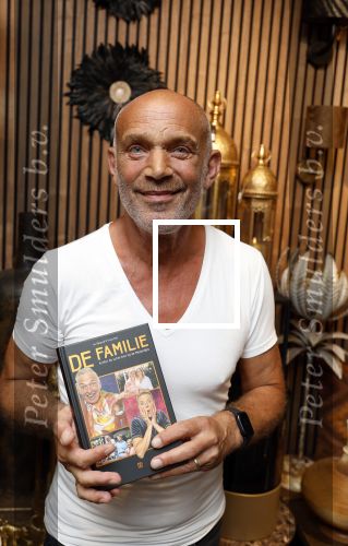Noordwijk 25 juni 2024
Boek presentatie Timon Moll geschreven door Jan Dijkgraaf over de Familie Meiland . De presentatie was in de winkel van Montana Meiland en ook Martien Meiland en Erica Meiland waren aanwezig.