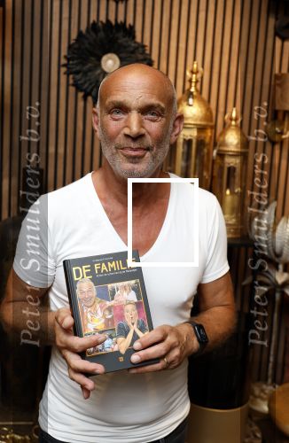 Noordwijk 25 juni 2024
Boek presentatie Timon Moll geschreven door Jan Dijkgraaf over de Familie Meiland . De presentatie was in de winkel van Montana Meiland en ook Martien Meiland en Erica Meiland waren aanwezig.