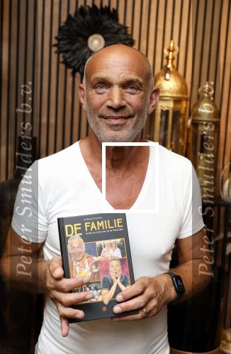 Noordwijk 25 juni 2024
Boek presentatie Timon Moll geschreven door Jan Dijkgraaf over de Familie Meiland . De presentatie was in de winkel van Montana Meiland en ook Martien Meiland en Erica Meiland waren aanwezig.
