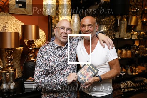 Noordwijk 25 juni 2024
Boek presentatie Timon Moll geschreven door Jan Dijkgraaf over de Familie Meiland . De presentatie was in de winkel van Montana Meiland en ook Martien Meiland en Erica Meiland waren aanwezig.