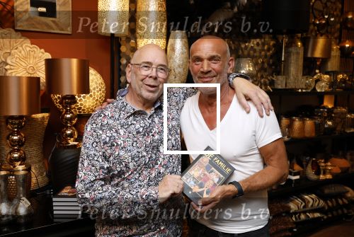 Noordwijk 25 juni 2024
Boek presentatie Timon Moll geschreven door Jan Dijkgraaf over de Familie Meiland . De presentatie was in de winkel van Montana Meiland en ook Martien Meiland en Erica Meiland waren aanwezig.