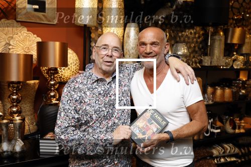 Noordwijk 25 juni 2024
Boek presentatie Timon Moll geschreven door Jan Dijkgraaf over de Familie Meiland . De presentatie was in de winkel van Montana Meiland en ook Martien Meiland en Erica Meiland waren aanwezig.