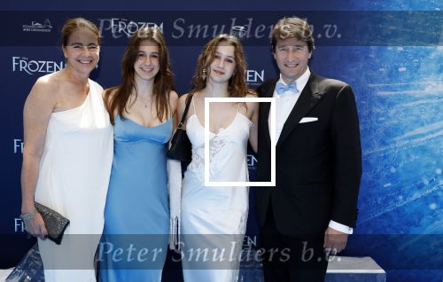 Scheveningen 9 juni 2024
Premiere Frozen in het Afas circustheater. Walter Drenth met zijn vrouw en dochters