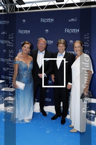 Scheveningen 9 juni 2024
Premiere Frozen in het Afas circustheater. Walter Drenth met zijn vrouw en ....