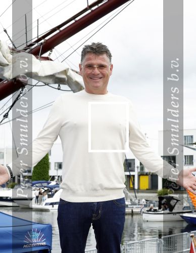 Zeewolde 29 mei 2024
Wolter Kroes ruim 20 kg afgevallen bij muziekfeest op het plein.