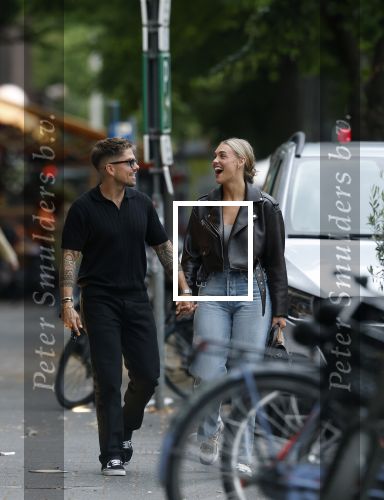 Amsterdam 26 juni 2025
Andre Hazes hand in hand met zijn nieuwe vriendin Noa Braaf op de beethovenstraat.
