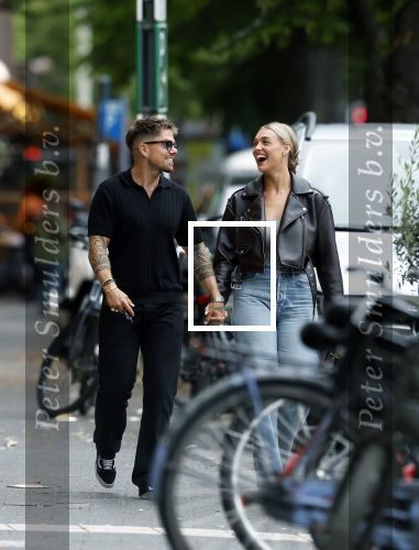Amsterdam 26 juni 2025
Andre Hazes hand in hand met zijn nieuwe vriendin Noa Braaf op de beethovenstraat.