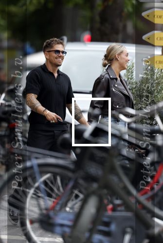 Amsterdam 26 juni 2025
Andre Hazes hand in hand met zijn nieuwe vriendin Noa Braaf op de beethovenstraat.