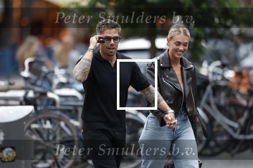 Amsterdam 26 juni 2025
Andre Hazes hand in hand met zijn nieuwe vriendin Noa Braaf op de beethovenstraat.