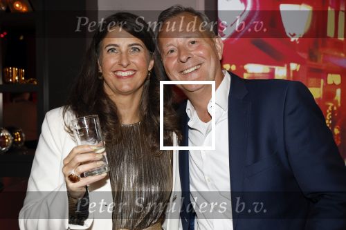 Amsterdam 1 juni 2025
Rene Froger krijgt na de laatste toppers in concert een koninklijke onderscheiding in de Johan Cruyff arena . Barbara de Reijke en Arthur v Dijk