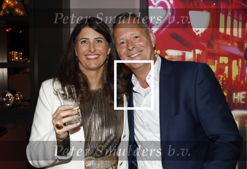 Amsterdam 1 juni 2025
Rene Froger krijgt na de laatste toppers in concert een koninklijke onderscheiding in de Johan Cruyff arena . Barbara de Reijke en Arthur van Dijk