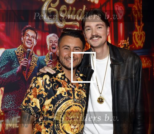 Amsterdam 1 juni 2025
Rene Froger krijgt na de laatste toppers in concert een koninklijke onderscheiding in de Johan Cruyff arena . Danny Froger en Bram Krikke