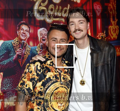 Amsterdam 1 juni 2025
Rene Froger krijgt na de laatste toppers in concert een koninklijke onderscheiding in de Johan Cruyff arena . Danny Froger en Bram Krikke