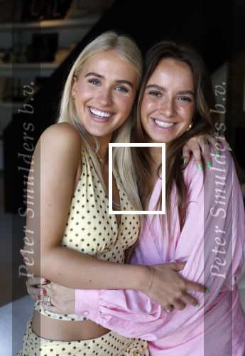 Naarden 18 juni 2025
Presentatie tijdschrift Vivian Reijs ( Hormonen ) bij het Arsenaal . Day Ewbank en Jada Borsato