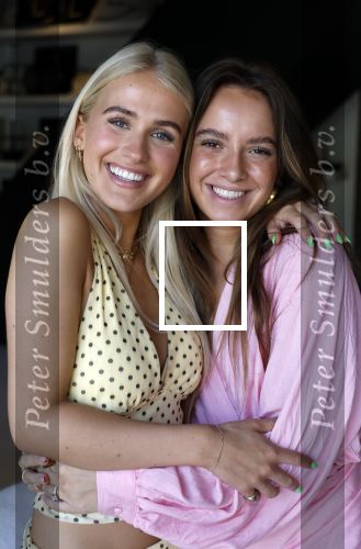 Naarden 18 juni 2025
Presentatie tijdschrift Vivian Reijs ( Hormonen ) bij het Arsenaal . Day Ewbank en Jada Borsato