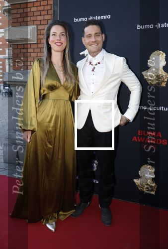 Amsterdam 2 juni 2025
Uitreiking Buma prijzen in de schouwburg van Amsterdam. Douwe Bob kwam met zijn vrouw