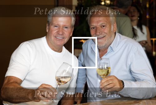 Amsterdam 11 juni 2025
Presentatie cd Wesly Bronkhorst bij grandcafe de Heinekenhoek. Dries Roelvink met manager Frank Wisse