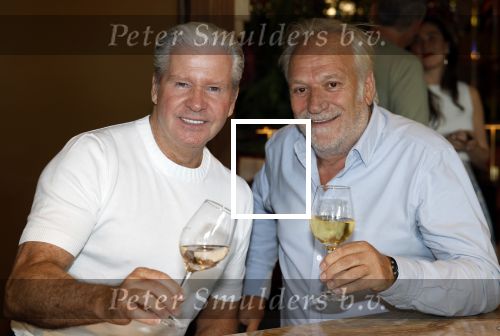 Amsterdam 11 juni 2025
Presentatie cd Wesly Bronkhorst bij grandcafe de Heinekenhoek. Dries Roelvink met manager Frank Wisse
