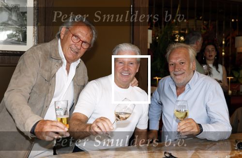 Amsterdam 11 juni 2025
Presentatie cd Wesly Bronkhorst bij grandcafe de Heinekenhoek. Dries Roelvink met manager Frank Wisse en vader Wesly Bronkhorst