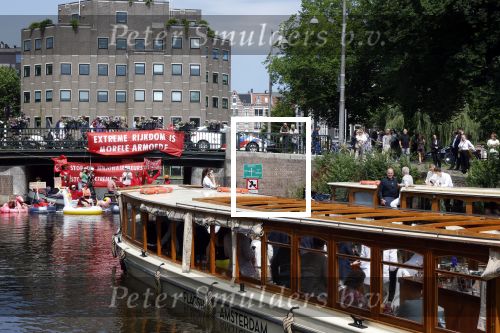 Amsterdam 19 juni 2025
Extinction Rebellion is een internationale, activistische beweging die zich verzet tegen klimaatverandering en het verlies van biodiversiteit. Ze hebben met boten twee bruggen op de grachten geblokkeerd . Meerdere rondvaartboten konden er niet door . Op die boten zaten oa Michael v Gerwen Won Yip irene v d Laar Martijn Koolhoven David Bijlsma en Carolien ter Linden