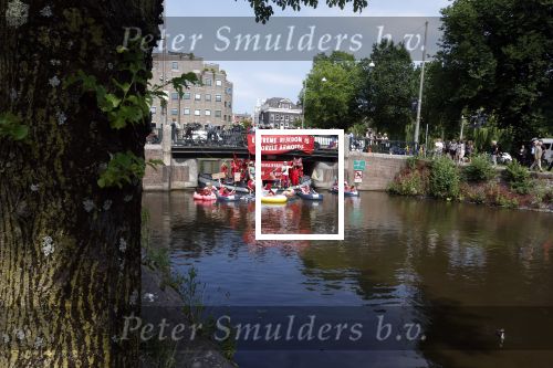 Amsterdam 19 juni 2025
Extinction Rebellion is een internationale, activistische beweging die zich verzet tegen klimaatverandering en het verlies van biodiversiteit. Ze hebben met boten twee bruggen op de grachten geblokkeerd . Meerdere rondvaartboten konden er niet door . Op die boten zaten oa Michael v Gerwen Won Yip irene v d Laar Martijn Koolhoven David Bijlsma en Carolien ter Linden