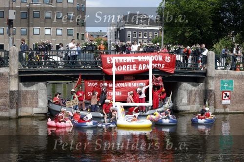 Amsterdam 19 juni 2025
Extinction Rebellion is een internationale, activistische beweging die zich verzet tegen klimaatverandering en het verlies van biodiversiteit. Ze hebben met boten twee bruggen op de grachten geblokkeerd . Meerdere rondvaartboten konden er niet door . Op die boten zaten oa Michael v Gerwen Won Yip irene v d Laar Martijn Koolhoven David Bijlsma en Carolien ter Linden