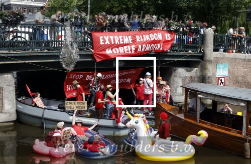 Amsterdam 19 juni 2025
Extinction Rebellion is een internationale, activistische beweging die zich verzet tegen klimaatverandering en het verlies van biodiversiteit. Ze hebben met boten twee bruggen op de grachten geblokkeerd . Meerdere rondvaartboten konden er niet door . Op die boten zaten oa Michael v Gerwen Won Yip irene v d Laar Martijn Koolhoven David Bijlsma en Carolien ter Linden
