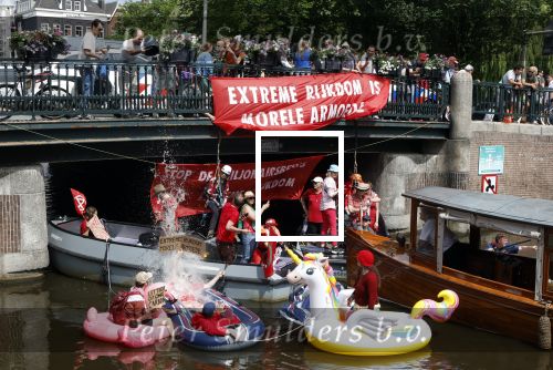 Amsterdam 19 juni 2025
Extinction Rebellion is een internationale, activistische beweging die zich verzet tegen klimaatverandering en het verlies van biodiversiteit. Ze hebben met boten twee bruggen op de grachten geblokkeerd . Meerdere rondvaartboten konden er niet door . Op die boten zaten oa Michael v Gerwen Won Yip irene v d Laar Martijn Koolhoven David Bijlsma en Carolien ter Linden