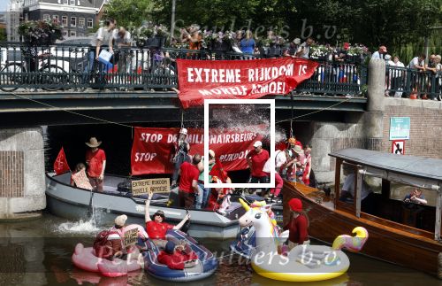 Amsterdam 19 juni 2025
Extinction Rebellion is een internationale, activistische beweging die zich verzet tegen klimaatverandering en het verlies van biodiversiteit. Ze hebben met boten twee bruggen op de grachten geblokkeerd . Meerdere rondvaartboten konden er niet door . Op die boten zaten oa Michael v Gerwen Won Yip irene v d Laar Martijn Koolhoven David Bijlsma en Carolien ter Linden