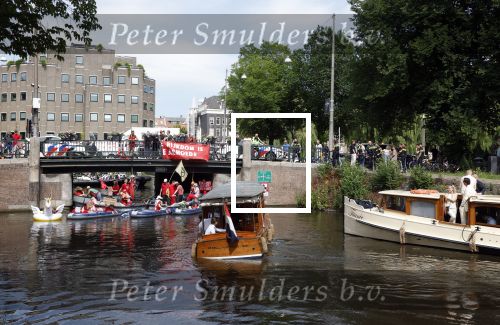 Amsterdam 19 juni 2025
Extinction Rebellion is een internationale, activistische beweging die zich verzet tegen klimaatverandering en het verlies van biodiversiteit. Ze hebben met boten twee bruggen op de grachten geblokkeerd . Meerdere rondvaartboten konden er niet door . Op die boten zaten oa Michael v Gerwen Won Yip irene v d Laar Martijn Koolhoven David Bijlsma en Carolien ter Linden