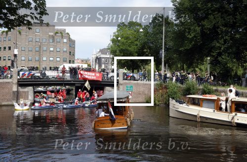 Amsterdam 19 juni 2025
Extinction Rebellion is een internationale, activistische beweging die zich verzet tegen klimaatverandering en het verlies van biodiversiteit. Ze hebben met boten twee bruggen op de grachten geblokkeerd . Meerdere rondvaartboten konden er niet door . Op die boten zaten oa Michael v Gerwen Won Yip irene v d Laar Martijn Koolhoven David Bijlsma en Carolien ter Linden