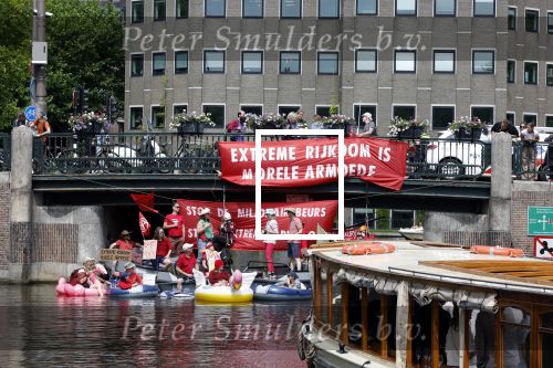 Amsterdam 19 juni 2025
Extinction Rebellion is een internationale, activistische beweging die zich verzet tegen klimaatverandering en het verlies van biodiversiteit. Ze hebben met boten twee bruggen op de grachten geblokkeerd . Meerdere rondvaartboten konden er niet door . Op die boten zaten oa Michael v Gerwen Won Yip irene v d Laar Martijn Koolhoven David Bijlsma en Carolien ter Linden