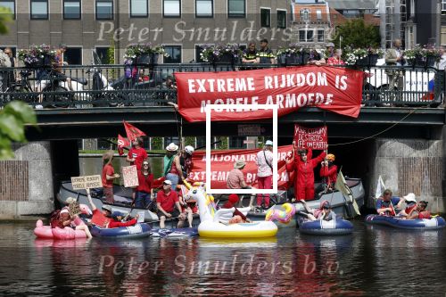 Amsterdam 19 juni 2025
Extinction Rebellion is een internationale, activistische beweging die zich verzet tegen klimaatverandering en het verlies van biodiversiteit. Ze hebben met boten twee bruggen op de grachten geblokkeerd . Meerdere rondvaartboten konden er niet door . Op die boten zaten oa Michael v Gerwen Won Yip irene v d Laar Martijn Koolhoven David Bijlsma en Carolien ter Linden