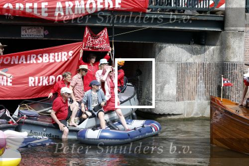 Amsterdam 19 juni 2025
Extinction Rebellion is een internationale, activistische beweging die zich verzet tegen klimaatverandering en het verlies van biodiversiteit. Ze hebben met boten twee bruggen op de grachten geblokkeerd . Meerdere rondvaartboten konden er niet door . Op die boten zaten oa Michael v Gerwen Won Yip irene v d Laar Martijn Koolhoven David Bijlsma en Carolien ter Linden