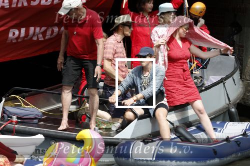 Amsterdam 19 juni 2025
Extinction Rebellion is een internationale, activistische beweging die zich verzet tegen klimaatverandering en het verlies van biodiversiteit. Ze hebben met boten twee bruggen op de grachten geblokkeerd . Meerdere rondvaartboten konden er niet door . Op die boten zaten oa Michael v Gerwen Won Yip irene v d Laar Martijn Koolhoven David Bijlsma en Carolien ter Linden