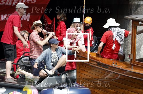 Amsterdam 19 juni 2025
Extinction Rebellion is een internationale, activistische beweging die zich verzet tegen klimaatverandering en het verlies van biodiversiteit. Ze hebben met boten twee bruggen op de grachten geblokkeerd . Meerdere rondvaartboten konden er niet door . Op die boten zaten oa Michael v Gerwen Won Yip irene v d Laar Martijn Koolhoven David Bijlsma en Carolien ter Linden