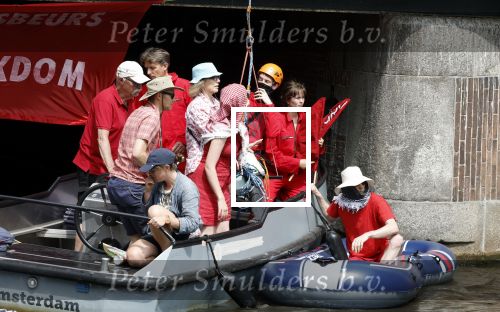 Amsterdam 19 juni 2025
Extinction Rebellion is een internationale, activistische beweging die zich verzet tegen klimaatverandering en het verlies van biodiversiteit. Ze hebben met boten twee bruggen op de grachten geblokkeerd . Meerdere rondvaartboten konden er niet door . Op die boten zaten oa Michael v Gerwen Won Yip irene v d Laar Martijn Koolhoven David Bijlsma en Carolien ter Linden
