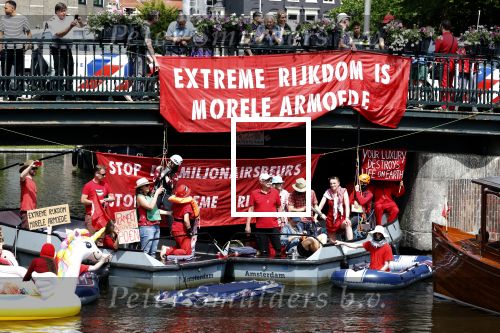 Amsterdam 19 juni 2025
Extinction Rebellion is een internationale, activistische beweging die zich verzet tegen klimaatverandering en het verlies van biodiversiteit. Ze hebben met boten twee bruggen op de grachten geblokkeerd . Meerdere rondvaartboten konden er niet door . Op die boten zaten oa Michael v Gerwen Won Yip irene v d Laar Martijn Koolhoven David Bijlsma en Carolien ter Linden