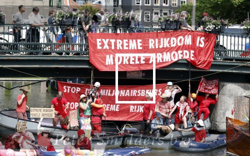 Amsterdam 19 juni 2025
Extinction Rebellion is een internationale, activistische beweging die zich verzet tegen klimaatverandering en het verlies van biodiversiteit. Ze hebben met boten twee bruggen op de grachten geblokkeerd . Meerdere rondvaartboten konden er niet door . Op die boten zaten oa Michael v Gerwen Won Yip irene v d Laar Martijn Koolhoven David Bijlsma en Carolien ter Linden