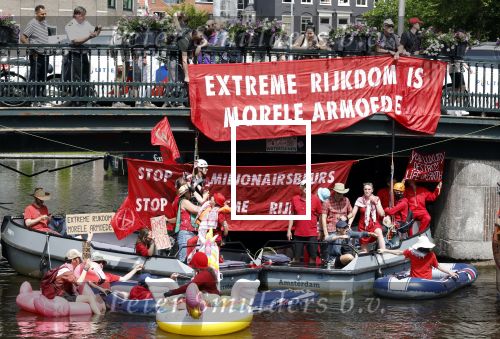 Amsterdam 19 juni 2025
Extinction Rebellion is een internationale, activistische beweging die zich verzet tegen klimaatverandering en het verlies van biodiversiteit. Ze hebben met boten twee bruggen op de grachten geblokkeerd . Meerdere rondvaartboten konden er niet door . Op die boten zaten oa Michael v Gerwen Won Yip irene v d Laar Martijn Koolhoven David Bijlsma en Carolien ter Linden