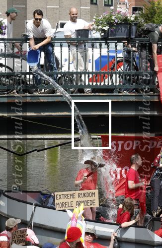 Amsterdam 19 juni 2025
Extinction Rebellion is een internationale, activistische beweging die zich verzet tegen klimaatverandering en het verlies van biodiversiteit. Ze hebben met boten twee bruggen op de grachten geblokkeerd . Meerdere rondvaartboten konden er niet door . Op die boten zaten oa Michael v Gerwen Won Yip irene v d Laar Martijn Koolhoven David Bijlsma en Carolien ter Linden